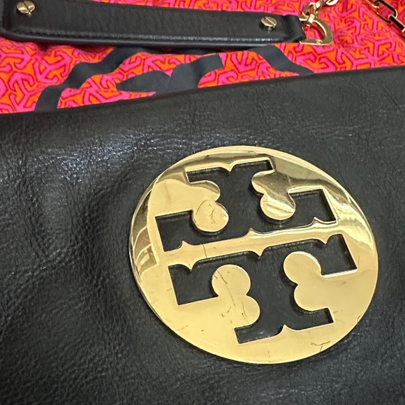 Tory Burch Black detachable shoulder bag with Gold Emblem - Picture 2 of 4